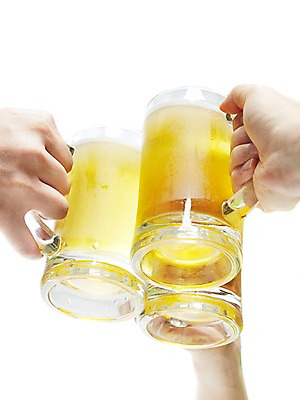 포토 JPG 스튜디오촬영 손 음료 로우앵글 백그라운드 잔 맥주 주류 실내 들기 누끼 신체부위 컵 세명 거품 알코올 음주 건배 맥주잔 맥주거품 국내포토 식기 뷰포인트 술잔 모션 사람 내부 파일형식