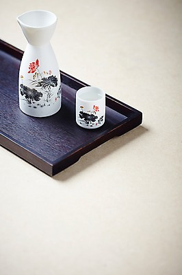 포토 JPG 스튜디오촬영 접시 음료 백그라운드 술병 유리병 잔 주류 쟁반 실내 사람없음 알코올 병 음주 오브젝트 사케 도쿠리 정종 국내포토 식기 병_용기 내부 파일형식