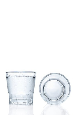 포토 JPG 스튜디오촬영 음료 백그라운드 술잔 잔 주류 실내 누끼 사람없음 컵 물방울 알코올 음주 오브젝트 소주 소주잔 국내포토 식기 내부 파일형식