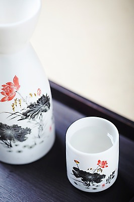 포토 JPG 스튜디오촬영 접시 음료 백그라운드 술병 유리병 잔 주류 쟁반 실내 근접촬영 사람없음 아웃포커스 알코올 병 음주 오브젝트 사케 도쿠리 정종 국내포토 식기 뷰포인트 병_용기 촬영기법 내부 파일형식