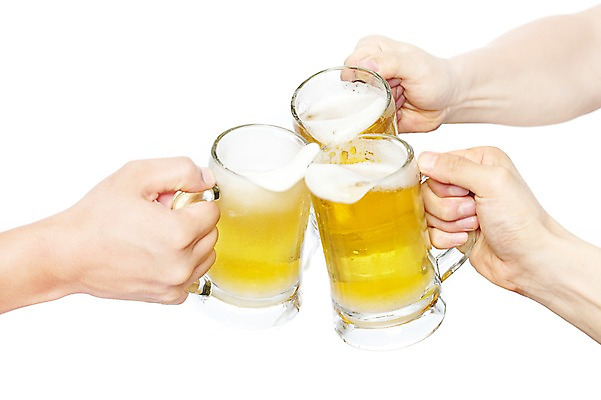 포토 JPG 스튜디오촬영 손 음료 백그라운드 잔 맥주 주류 실내 들기 누끼 신체부위 컵 세명 거품 알코올 음주 건배 맥주잔 맥주거품 국내포토 식기 술잔 모션 사람 내부 파일형식