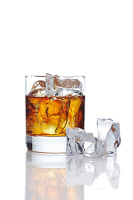 포토 JPG 스튜디오촬영 음료 백그라운드 술잔 잔 주류 실내 누끼 사람없음 컵 얼음 알코올 음주 오브젝트 양주 위스키 국내포토 자연요소 식기 내부 파일형식