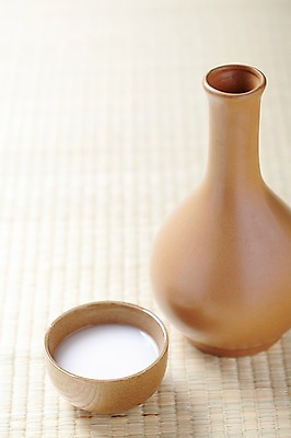 포토 JPG 스튜디오촬영 음료 백그라운드 술잔 술병 유리병 잔 주류 실내 사람없음 컵 알코올 사발 음주 오브젝트 막걸리 호리병 국내포토 식기 병_용기 내부 사기그릇 파일형식