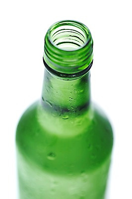 포토 JPG 스튜디오촬영 술병 유리병 주류 실내 누끼 근접촬영 사람없음 아웃포커스 물방울 알코올 병 오브젝트 소주 국내포토 식기 음료 뷰포인트 병_용기 촬영기법 내부 파일형식