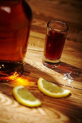 포토 JPG 스튜디오촬영 음료 백그라운드 술잔 과일 술병 유리병 잔 주류 실내 근접촬영 사람없음 아웃포커스 컵 알코올 레몬 음주 오브젝트 소금 양주 테킬라 국내포토 식기 뷰포인트 병_용기 촬영기법 내부 파일형식