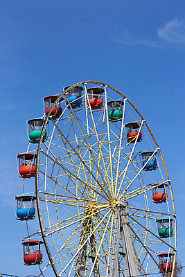 포토 JPG 해외이미지 공원 행복 포즈 백그라운드 사다리 가족 모션 하늘 휴가 사람없음 야외 초록색 파란색 컬러풀 노란색 금속 기쁨 소용돌이 게임 바퀴 원형 승차 파란배경 쇼 회전목마 리듬 해외202004 해외포토 도형 공공시설 감정 컬러 관계 재질 놀이 회오리 도구 놀이기구 파일형식 이미지허브