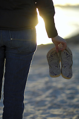 포토 JPG 해외이미지 모래 바다 여행 신발 휴가 휴식 수영장 손바닥 소년 사람없음 파란색 햇빛 태양 평화 꿈 잠 가죽끈 파라다이스 해외202004 해외포토 자연요소 손 남자 어린이 컬러 컨셉 끈 가죽 파일형식 이미지허브