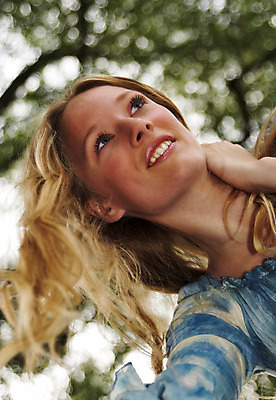 포토 JPG 해외이미지 공원 여자 행복 얼굴 놀이 매달리기 한명 사람 야외 금발 화려 우아함 시력 해외202004 해외포토 1 헤어스타일 공공시설 감정 컨셉 모션 신체부위 파일형식 이미지허브