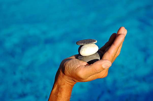 포토 JPG 해외이미지 선 신체 자연 휴식 건강 한명 물 반사 평화 스파 화목 조약돌 신선 마사지 가장자리 명상 내추럴 해외202004 해외포토 자연요소 1 컨셉 사람 돌_바위 둘레 생태계 파일형식 이미지허브