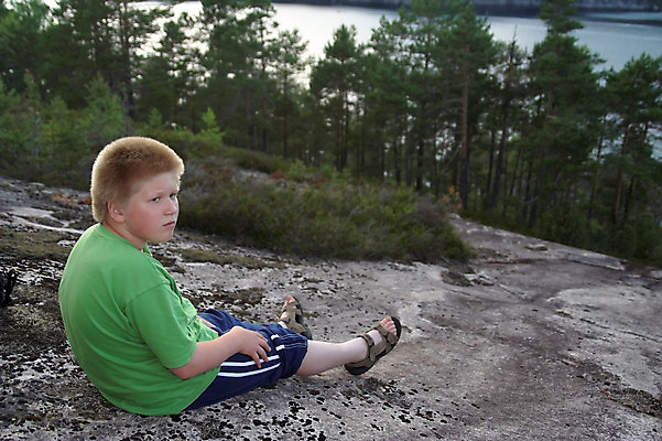 포토 JPG 해외이미지 자연 노르웨이 한명 앉기 소년 야외 10대 금발 언덕 해외202004 해외포토 1 헤어스타일 남자 유럽 어린이 모션 청소년 사람 생태계 파일형식 이미지허브