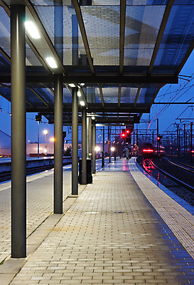 포토 JPG 해외이미지 지붕 전등 사람없음 빨간색 파란색 반사 어둠 황혼 새벽 젖음 기차 역 야간 단상 해외202004 해외포토 자연요소 육상교통 컬러 교통시설 조명 대중교통 일몰 파일형식 이미지허브