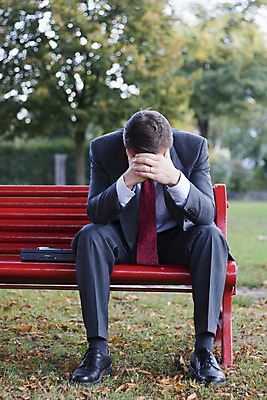 포토 JPG 해외이미지 나무 백인 공원 벤치 비즈니스 넥타이 스트레스 피곤 한명 앉기 정장 야외 슬픔 비즈니스맨 고민 파산 해외202004 해외포토 서양인 식물 1 잡화 옷 공공시설 남자 감정 컨셉 의자 모션 사람 금융 직장인 파일형식 이미지허브