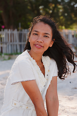 포토 JPG 해외이미지 나무 여자 여행 태국 휴가 휴식 손바닥 그림자 한명 앉기 풍경 물 여름 파란색 태양 여행객 평화 스파 꿈 잠 뜨거움 탈출 휴양지 장면 해먹 안다만 이국적 터키석 파라다이스 해외202004 해외포토 자연요소 식물 1 손 계절 아시아 바다 컬러 컨셉 모션 사람 장소 침대 보석 파일형식 이미지허브