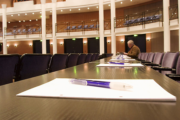 포토 JPG 해외이미지 직업 가구 의자 회사 비즈니스 탁자 회의 실내 사람없음 내부 목재 금융 인테리어 사무실 펜 만남 업무 발표 작업실 책상 회의실 사인 세미나 해외202004 해외포토 나무 디자인 생활용품 컨셉 재료 경제 필기구 작업 파일형식 이미지허브