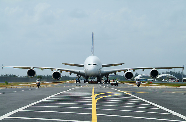 포토 JPG 해외이미지 유럽 여행 날개 비행기 사람없음 오토바이 공항 큼 도착 활주로 제트기 무거움 엔진 해외202004 해외포토 나라 길 항공교통 교통시설 대중교통 바이크 무게 크기 파일형식 이미지허브
