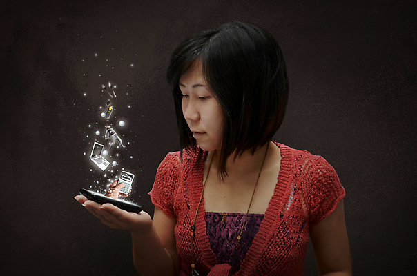 포토 JPG 해외이미지 아이콘 컨셉 인터넷 통신 모바일 한명 디지털 스크린 터치 정보 잡기 메시지 이메일 연결 무선전화기 읽기 전자 성별 온라인 해결 다운로드 멀티미디어 해외202004 해외포토 1 모션 사람 전화기 파일형식 이미지허브