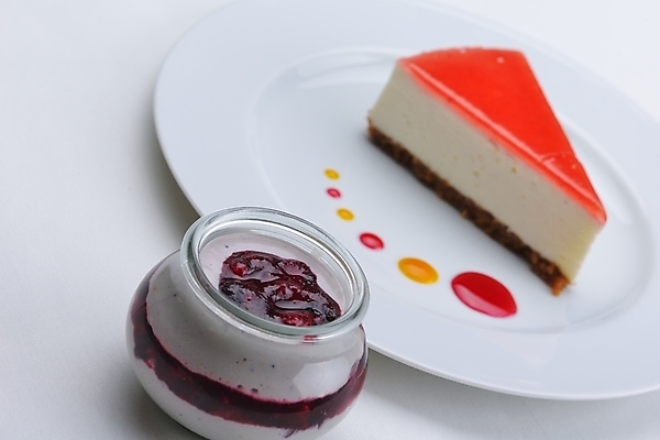 포토 JPG 해외이미지 디저트 실내 사람없음 잼 흰배경 치즈케이크 해외202004 해외포토 음식 백그라운드 내부 케이크 흰색 소스_음식 파일형식 이미지허브