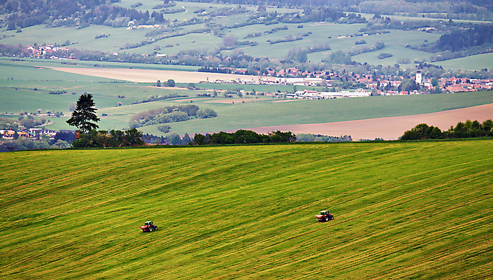 포토 JPG 해외이미지 나무 식물 구름 계절 여행 백그라운드 패턴 밭 농업 자연 산 풍경 사람없음 야외 목재 초록색 여름 햇빛 노란색 환경 정원 계곡 맑음 봄 시골 신선 숲 5월 언덕 장면 트랙터 슬로바키아 해외202004 해외포토 자연요소 유럽 산업 컬러 무늬 재료 날씨 태양 날짜 농기계 생태계 특수차량 파일형식 이미지허브