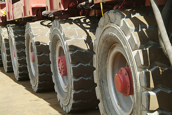 포토 JPG 해외이미지 모션 사람없음 빨간색 바퀴 4 큼 묘사 타이어 리프트 짐차 무거움 철강 해외202004 해외포토 컬러 자동차 숫자 무게 크기 파일형식 이미지허브