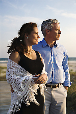 포토 JPG 해외이미지 백인 라이프스타일 커플 여자 남자 중년 관계 남편 휴가 사랑 풍경 성인 야외 두명 세로 사진촬영 아내 해외202004 해외포토 서양인 감정 사람 생활 촬영 파일형식 이미지허브