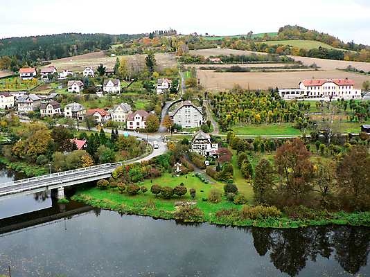 포토 JPG 해외이미지 나무 유럽 여행 자연 하늘 지붕 휴가 주택 풍경 잔디 사람없음 건물 초록색 파란색 빛 마을 가을 언덕 만족 체코 타운 동쪽 공화국 수평선 해외202004 해외포토 식물 건축물 계절 감정 나라 컬러 도시 방향 생태계 파일형식 이미지허브