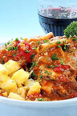 포토 JPG 해외이미지 음식 유리 고추 양파 감자 파슬리 육류 사람없음 세로 파란색 와인 사진촬영 식사 저녁식사 레드와인 굽기 양고기 해외202004 해외포토 컬러 채소 식재료 재질 주류 촬영 구이 파일형식 이미지허브