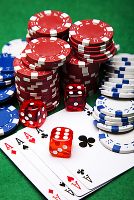 포토 JPG 해외이미지 실내 사람없음 쌓기 트럼프 포커칩 도박 카지노 주사위 겜블 초록배경 해외202004 해외포토 백그라운드 모션 내부 초록색 놀이용품 포커 파일형식 이미지허브