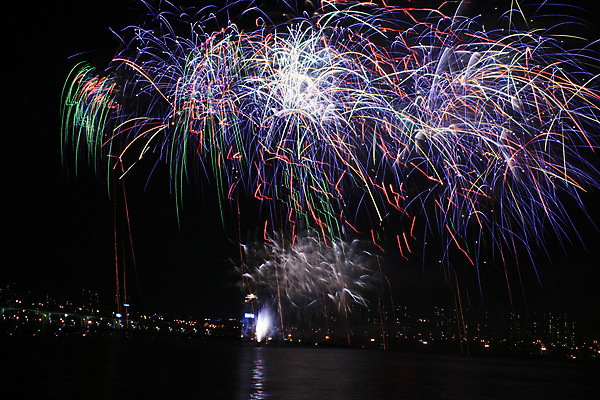 포토 JPG 해외이미지 하늘 불 휴가 불꽃 새로움 새해 기념 서울 한국 불꽃놀이 사람없음 빛 강 반사 파티 축제 축하 업무 야간 폭발 추수감사절 파열 7월 해외202004 해외포토 자연요소 아시아 기독교 컨셉 놀이 이벤트 작업 날짜 파일형식 이미지허브