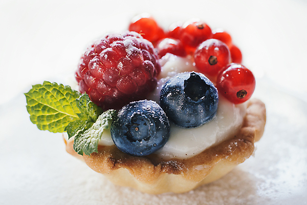 포토 JPG 해외이미지 열매 음식 백그라운드 과일 딸기 디저트 요리 사람없음 목재 장식 우주 식당 초콜릿 저녁식사 공백 대접 닫기 달콤 크림 메뉴 블루베리 레시피 푸딩 프랑스어 미니 커스터드 타르트 핸드메이드 해외202004 해외포토 나무 식물 문자 빵 재료 모션 상점 식사 맛 파이_빵 파일형식 이미지허브