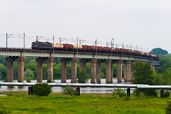 포토 JPG 해외이미지 산업 교통시설 모션 사람없음 야외 가로 여름 강 햇빛 금속 항구 힘 기차 화물 휘발유 상품 갑판 광택 연료 무거움 엔진 폴란드 선로 전압 철강 해외202004 해외포토 계절 유럽 육상교통 교통 배_교통 재질 대중교통 태양 운송업 무게 석유 시설 파일형식 이미지허브