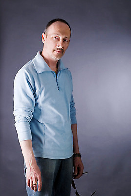 포토 JPG 해외이미지 백인 1 라이프스타일 옷 남자 얼굴 50대 의자 휴식 한명 사람 앉기 성인 회색 콧수염 지능 해외202004 해외포토 서양인 컬러 중년 가구 컨셉 모션 수염 생활 신체부위 파일형식 이미지허브