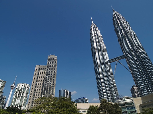 포토 JPG 해외이미지 아시아 건축양식 하늘 사람없음 건물 파란색 도시풍경 사무실 탑 고층빌딩 도시 큼 쌍둥이 스카이라인 말레이시아 해외202004 해외포토 건축물 건축 나라 컬러 비즈니스 가족 풍경 빌딩 크기 파일형식 이미지허브