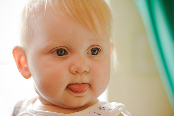 포토 JPG 해외이미지 모델 딸 행복 얼굴 어린이 자연 놀이 미래 새로움 건강 한명 미소 웃음 사람 파란색 흰색 아기 신생아 오픈 입 달콤 작음 부드러움 세대 돌봄 해외202004 해외포토 1 감정 컬러 컨셉 가족 모션 표정 신체부위 감각 맛 크기 생태계 파일형식 이미지허브