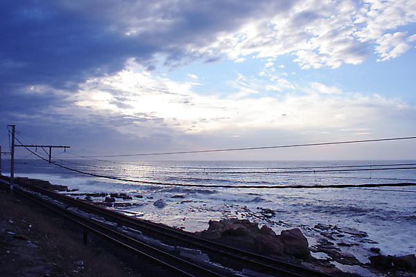 포토 JPG 해외이미지 파도 바다 여행 자연 하늘 바람 풍경 사람없음 야외 물 파란색 일출 어둠 일몰 거품 조약돌 위험 분무기 암초 폭풍 남아프리카 케이프타운 수평선 해외202004 해외포토 자연요소 컬러 컨셉 아프리카 날씨 노을 돌_바위 생태계 남아프리카공화국 파일형식 이미지허브
