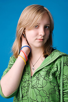 포토 JPG 해외이미지 백인 1 라이프스타일 응시 드레스 옷 여자 감정 얼굴 포즈 백그라운드 한명 사람 20대 성인 10대 초록색 파란색 금발 유행 표현 순수 개성 사춘기 천진난만 해외202004 해외포토 서양인 헤어스타일 시선 컬러 컨셉 청소년 청년 생활 신체부위 파일형식 이미지허브