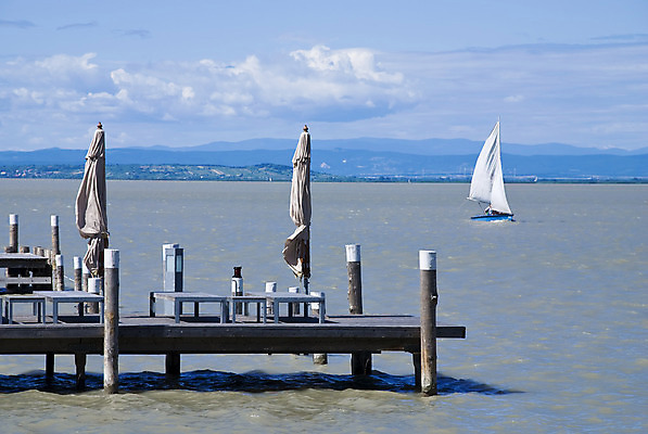 포토 JPG 해외이미지 호수 스포츠 파도 휴가 항해 사람없음 야외 물 여름 태양 항구 수상스포츠 오스트리아 해외202004 해외포토 자연요소 계절 유럽 바다 배_교통 교통시설 파일형식 이미지허브