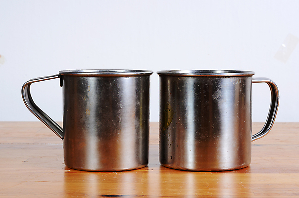 포토 JPG 해외이미지 접시 여행 주방용품 요리 사람없음 야외 컵 금속 캠핑 하이킹 기구 냄비 철 옛날 중고 철강 해외202004 해외포토 식기 생활용품 재질 레저 솥 파일형식 이미지허브