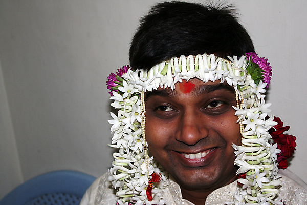 포토 JPG 해외이미지 전통 옷 남자 꽃 행복 문화 결혼 결혼식 한명 기쁨 표현 해외202004 해외포토 식물 1 감정 사람 이벤트 파일형식 이미지허브