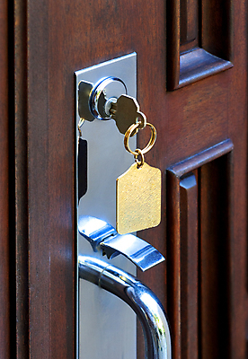 포토 JPG 해외이미지 손 손가락 열쇠 아파트 주택 손잡이 안전 사람없음 내부 문 방 오픈 닫기 보호 잠금 보안 열쇠구멍 해외202004 해외포토 컨셉 모션 건물 신체부위 파일형식 이미지허브