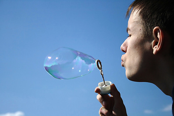 포토 JPG 해외이미지 1 얼굴 백그라운드 무지개 공 놀이 하늘 휴식 사람 소년 사람없음 파란색 거품 불기 비누 스펙트럼 타격 혼자 해외202004 해외포토 자연요소 남자 어린이 컬러 컨셉 모션 신체부위 위생용품 파일형식 이미지허브