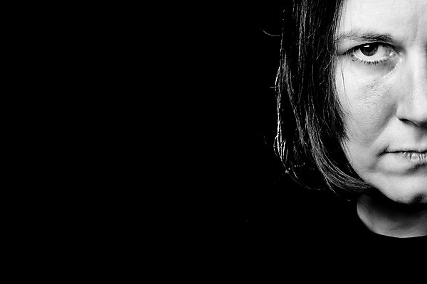 포토 JPG 해외이미지 백인 시선 여자 문화 얼굴 40대 중년 스트레스 피곤 한명 사람 성인 검은색 어둠 분노 흰색 표현 사회 주름 피부 걱정 노려봄 나쁜 옛날 우울증 노화 해외202004 해외포토 서양인 1 감정 컬러 컨셉 표정 신체부위 질병 공동체 파일형식 이미지허브