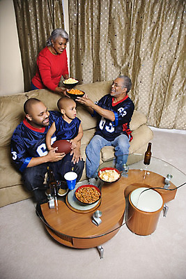 포토 JPG 해외이미지 여자 할아버지 남자 아들 어린이 스포츠 중년 50대 흑인 거실 가족 관계 청소년 손자 주택 실내 사람 소년 여러명 성인 내부 세로 사진촬영 축구 텔레비전 게임 굴 관찰 그룹 아빠 중년남자만 해외202004 해외포토 서양인 노년 다수 모션 놀이 어패류 건물 전자제품 구기 촬영 손주 남자만 중년만 파일형식 이미지허브