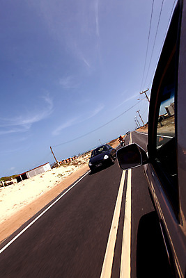 포토 JPG 해외이미지 도로 백그라운드 이동 교통시설 자동차 하늘 거리 사람없음 야외 파란색 운전 차도 고속도로 아스팔트 백미러 해외202004 해외포토 길 육상교통 컬러 교통 컨셉 모션 시설 파일형식 이미지허브