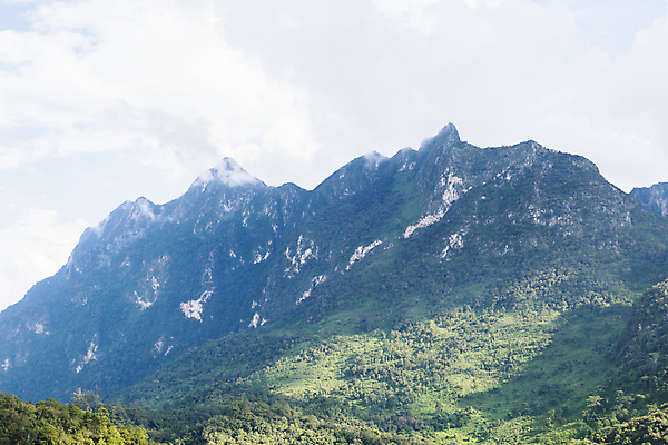 포토 JPG 해외이미지 나무 구름 여행 백그라운드 자연 하늘 산 풍경 경사 사람없음 야외 초록색 여름 파란색 환경 봄 소나무 숲 언덕 해외202004 해외포토 자연요소 식물 계절 컬러 생태계 파일형식 이미지허브