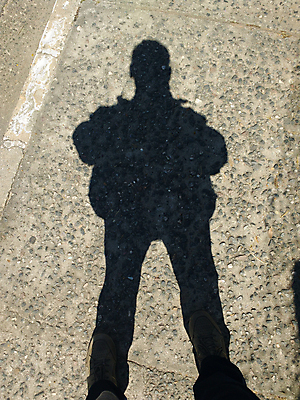 포토 JPG 해외이미지 모양 1 남자 실루엣 도로 백그라운드 신체 추상 거리 그림자 서기 사람 성인 사람없음 야외 빛 햇빛 검은색 어둠 회색 도시 보행로 아스팔트 질감 시멘트 땅바닥 혼자 해외202004 해외포토 길 컬러 무늬 교통시설 모션 바닥 촬영기법 태양 파일형식 이미지허브