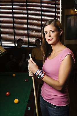 포토 JPG 해외이미지 백인 라이프스타일 여자 남자 청소년 놀이 실내 한명 사람 20대 성인 세로 마주보기 사진촬영 게임 바 클럽 성인남자만 성인여자만 유흥 해외202004 해외포토 서양인 1 모션 청년 내부 생활 촬영 남자만 여자만 성인만 파일형식 이미지허브