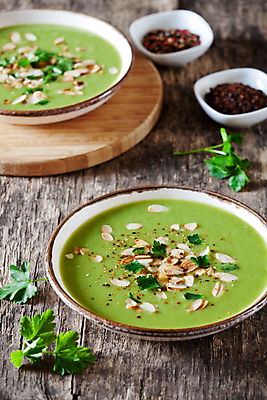 포토 JPG 해외이미지 계절 음료 음식 채소 날씨 콩 파슬리 건강 요리 사람없음 목재 초록색 컬러풀 갈색 검은색 식사 저녁식사 흰색 뜨거움 닫기 맛 수프 허브 향신료 완두콩 아몬드 부추 후추 점심식사 입가심 채식주의자 핸드메이드 해외202004 해외포토 나무 식물 컬러 컨셉 재료 모션 곡류 견과류 채식 향미료 파일형식 이미지허브