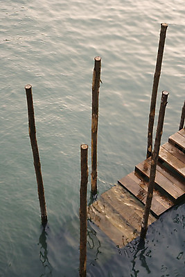 포토 JPG 해외이미지 유럽 여행 휴가 사람없음 야외 세로 물 계단 사진촬영 수중 이탈리아 운하 베네치아 단계 해외202004 해외포토 자연요소 나라 촬영 파일형식 이미지허브
