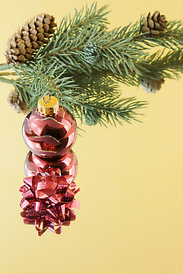 포토 JPG 해외이미지 크리스마스 공 사람없음 장식 빨간색 빛 반사 우주 장식볼 나뭇가지 황금 활 솔방울 전나무 여의주 카피스페이스 해외202004 해외포토 나무 기념일 컬러 공백 파일형식 이미지허브