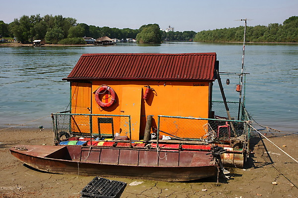 포토 JPG 해외이미지 자연 휴식 주택 풍경 사람없음 야외 물 파란색 강 보트 숲 리빙 세르비아 해외202004 해외포토 자연요소 컬러 컨셉 배_교통 건물 생태계 파일형식 이미지허브